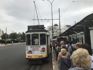 Warten auf Tram 28 an der Haltestelle Martim Moniz