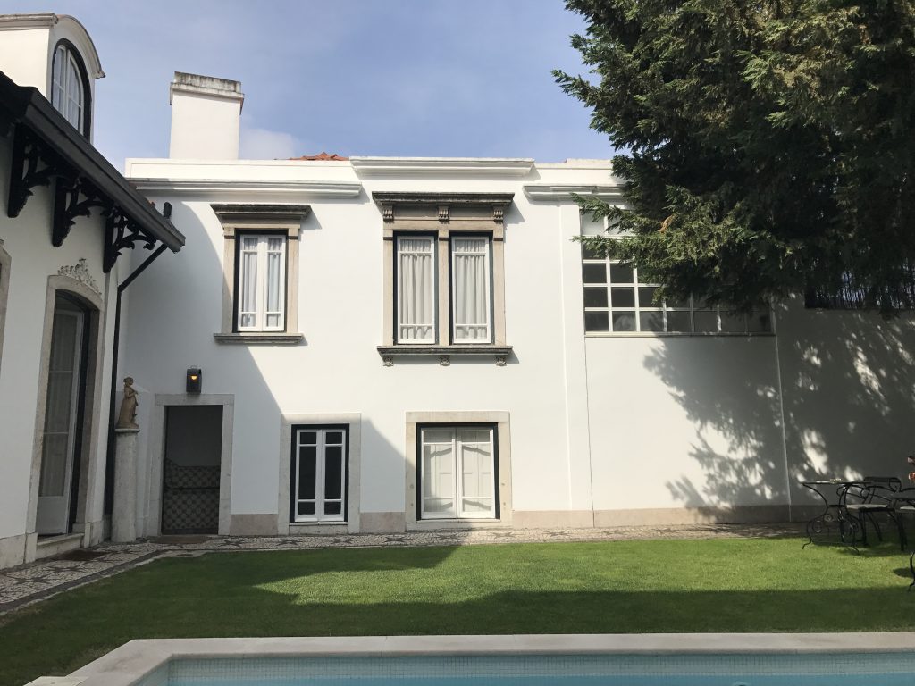 Der Innenhof des Hotels mit Pool