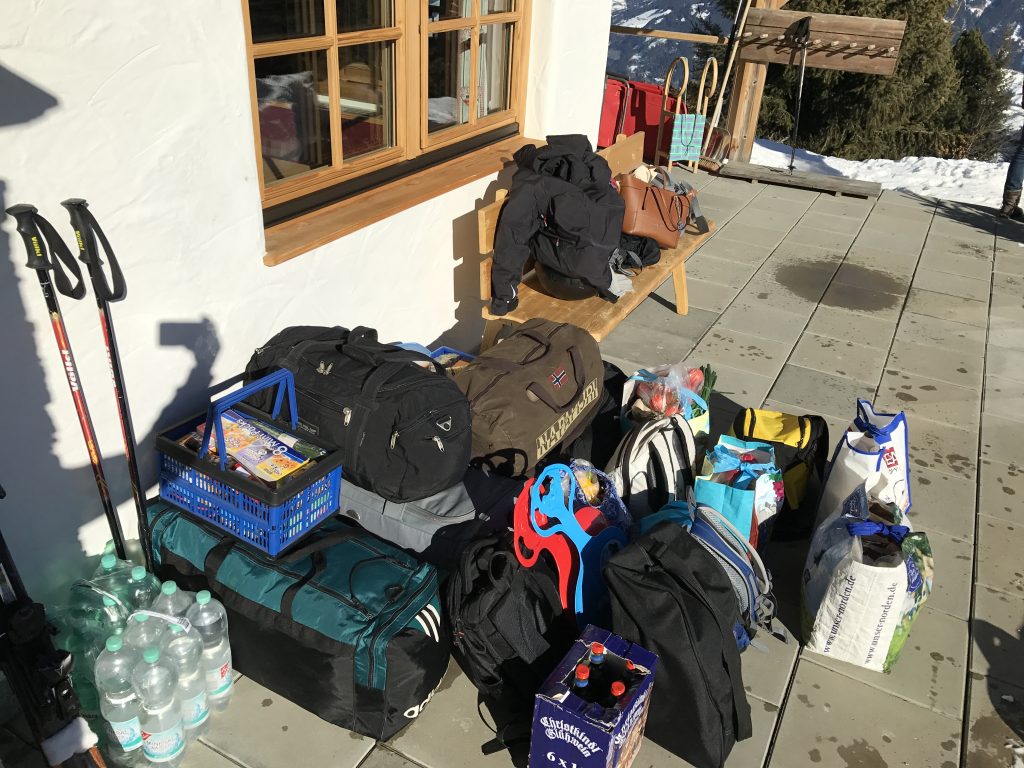  Das komplette Gepäck für eine Woche Hütte