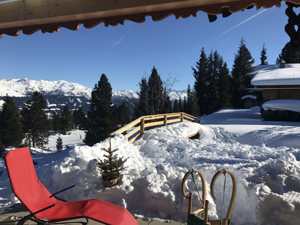 Schnee und Sonnenliege mit Panoramablick