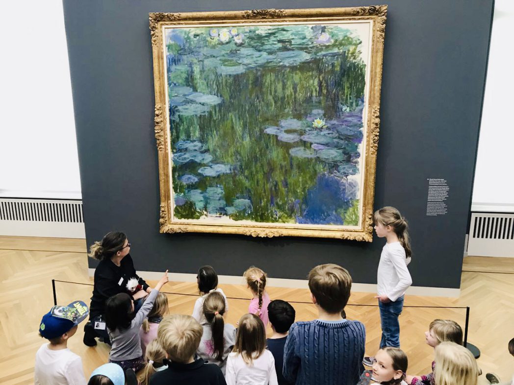 Kinderführung im Museum Barberini - Hier vor Claude Monet "Der Seerosenteich"